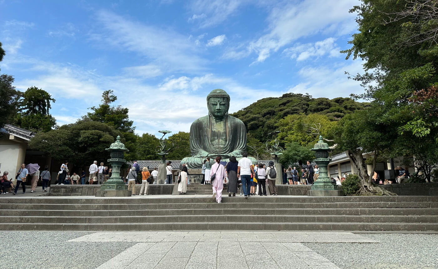 Statyn på den stora Buddhan omgiven av som tittar och fotograferar.