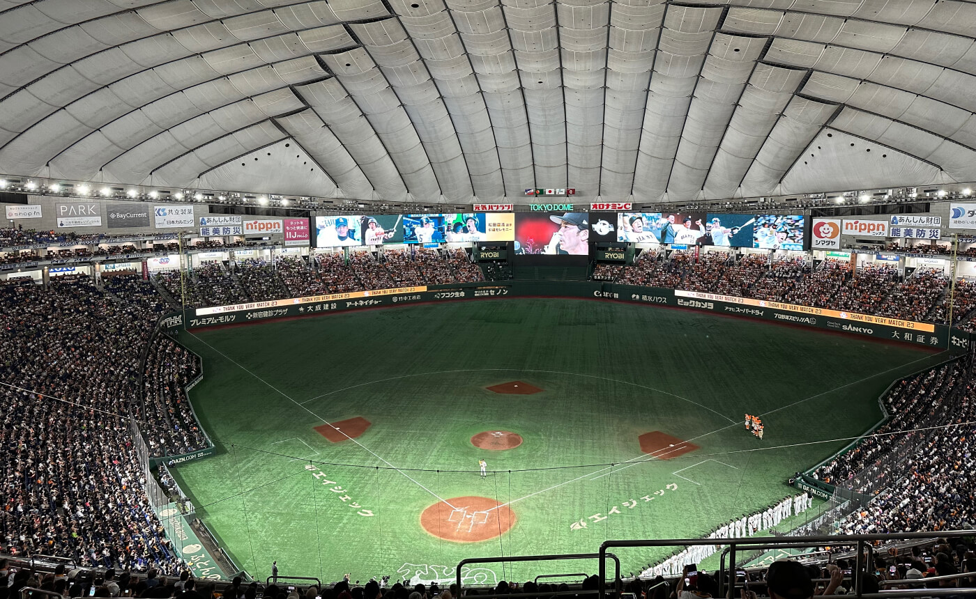 Planen och publiken på Tokyo Dome. På planen står Nobuhiro Matsuda och avtackas.