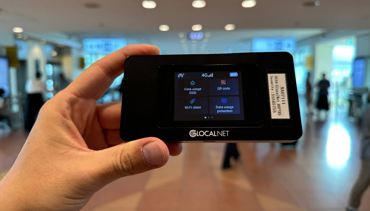 Min hand som håller i dosan för det mobila bredbandet.