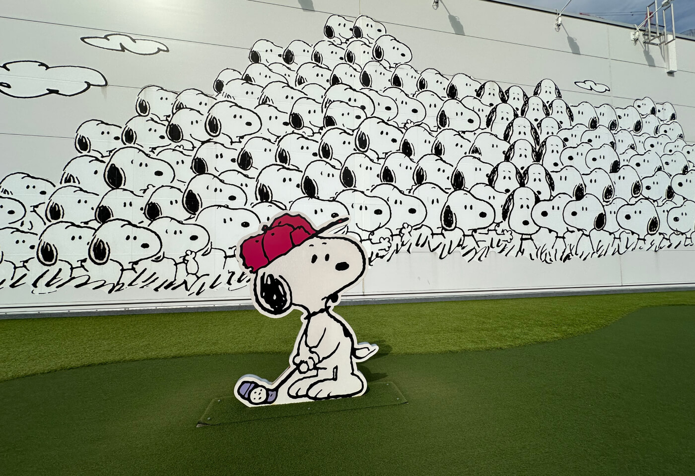 Konstinstallation där Snobben står och ska slå ett gofflag. Bakom på en vägg finns massor av kopior på honom som tittar på.