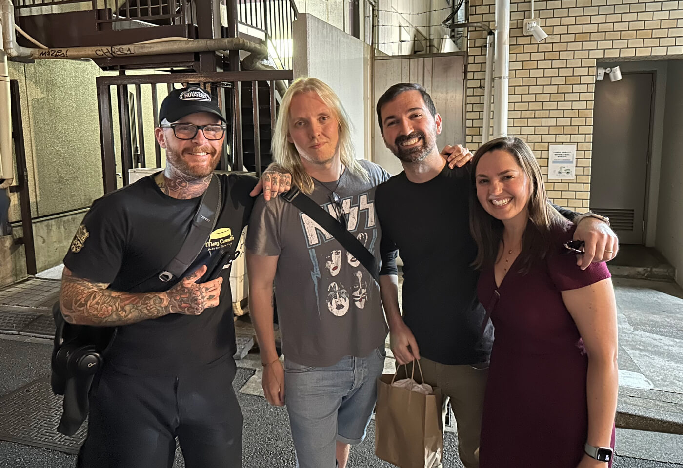 Gruppbild på Nick, mig, Anders och Christine. Vi står på en gata och alla förutom jag ler ordentligt.