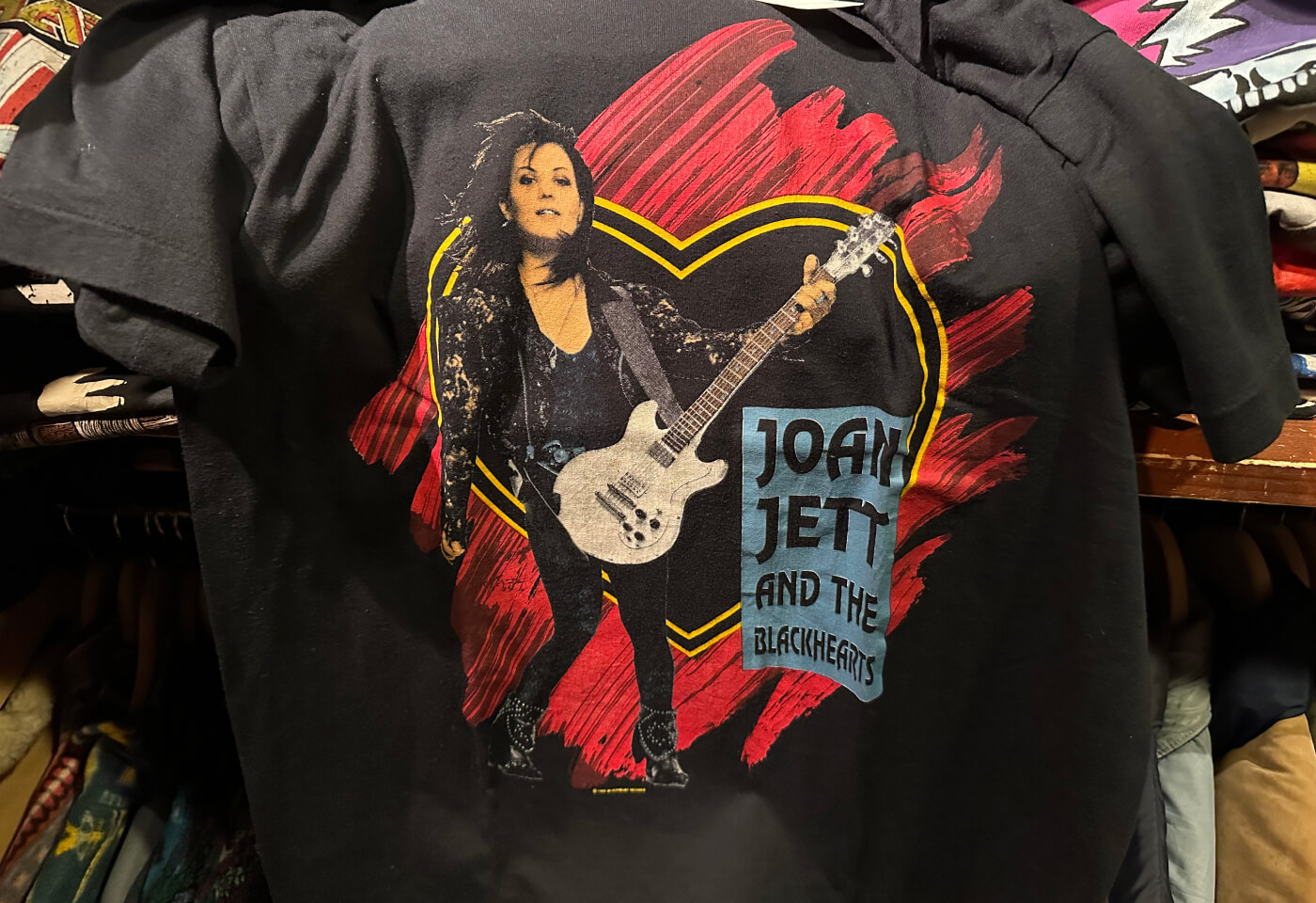 Tröja med rocksångaren Joan Jett som håller i en gitarr. Text på tröjan lyder "Joan Jett and The Blackhearts".