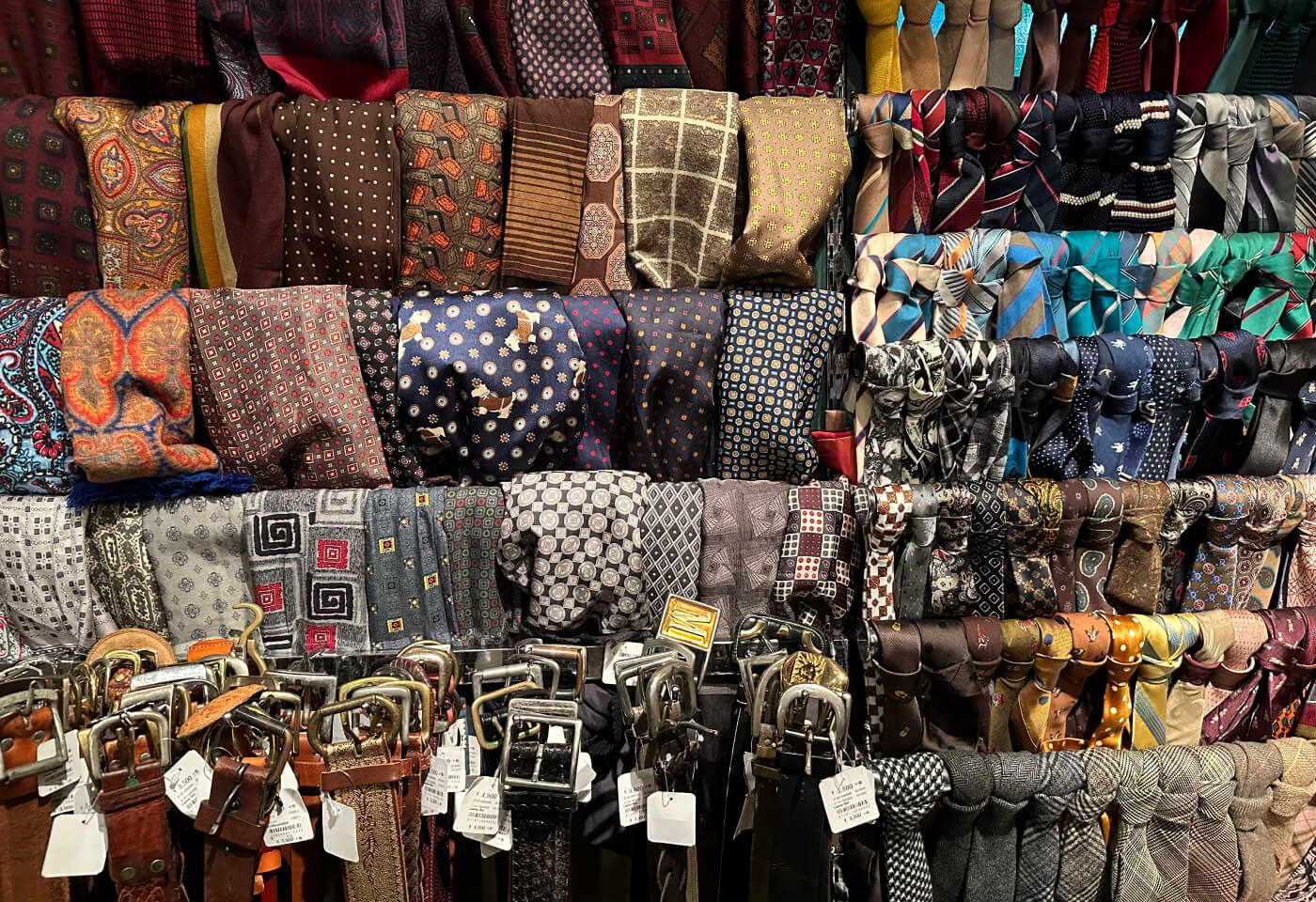 Flera täta rader med scarfs, slipsar och bälten.