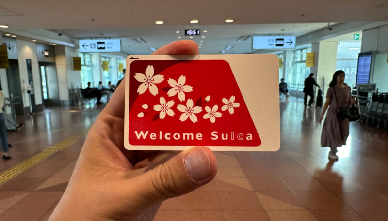 Min hand som håller i Welcome Suice-kortet.