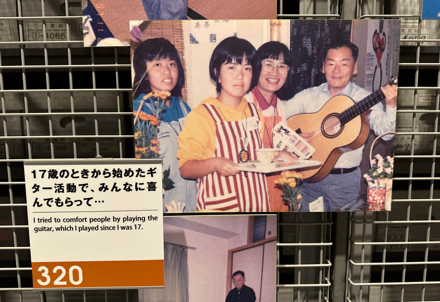 Bild av ett fotografi på en man med en gitarr och tre kvinnor. Alla överlevde jordbävningen i Kobe 1995.